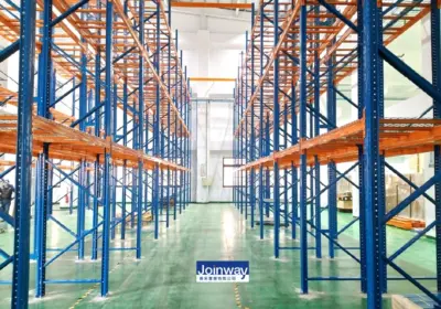 重型貨架，亦稱作重型架、大型倉儲架或重型料架，重型貨架的主要特點高度調節性高，依據倉儲容量進行調節。 選擇優質供應商『Joinway黃禾實業』，可以幫您規劃出最適合的重型貨架解決方案。